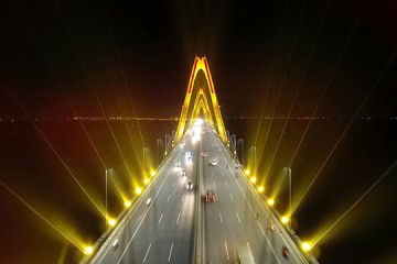Hệ thống đèn chiếu sáng cầu Nhật Tân – “Bữa tiệc ánh sáng” giữa Hà Nội